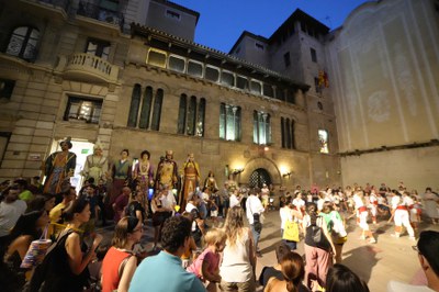 Ball de bastons davant la Paeria.