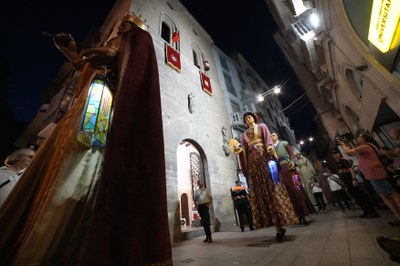 El pas de la romeria per davant de la capella del Peu del Romeu.