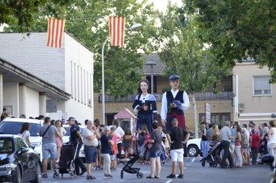 Després del pregó de la festa major, s'ha fet la cercavila pels carrers de Raimat.