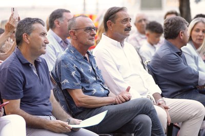 L'alcalde flanquejat per l'historiador Quintí Casals i el president dels veïns, Miquel Barniol.