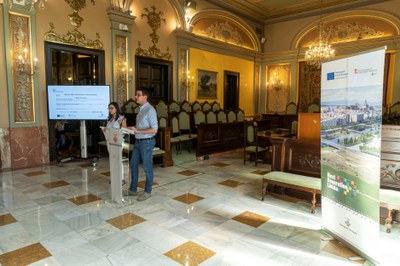 L'alcalde accidental, Toni Postius, i la tinent d'alcalde Jordina Freixanet han detall els dos projectes de Mercats i Comerç que es presenten a la co….