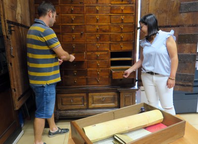 L'alcaldessa accidental, Jordina Freixanet, ha explicat que a través de l'Arxiu es poden consultar en línia diaris de l'hemeroteca, actes municipals ….