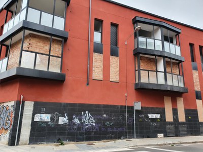 Imatge de l'edifici abans de l'aplicació del Pla de Millora de l'Espai Públic.