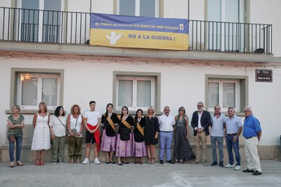 Regidors i regidores de l'EMD i de la Paeria amb les pubilles i l'hereu de les festes de Sucs.