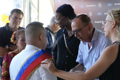 Pueyo saluda la parella de ball peruà.