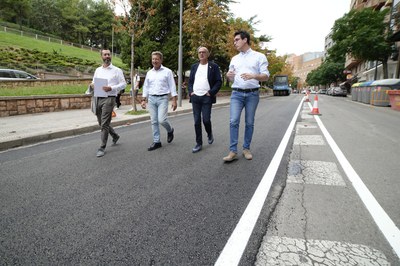 Un moment de la visita d'obres al carrer Salmeron d'aquest matí.