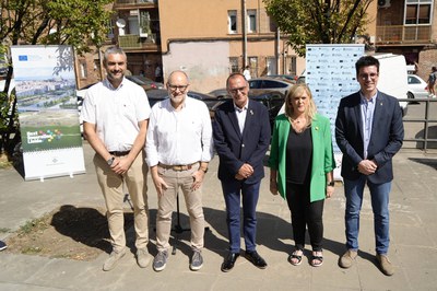 Bernat Solé, Jaume Rutllant, Miquel Pueyo, Violant Cervera i Toni Postius, davant els blocs Voravia.