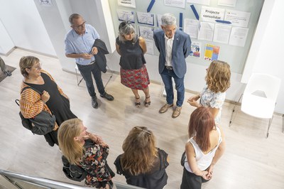El paer en cap i la tinent d'alcalde durant la visita a l'Escola Sant Jaume.