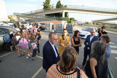 En arribar al Sant Jordi els ha acompanyat el delegat d'Educació i els directius del centre.