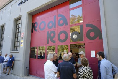 A l'exterior, davant el museu hi ha hagut una parada del club de vehicles històrics de la ciutat mentre ha durat l'acte.