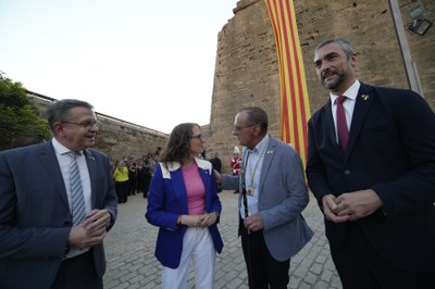 Els quatre oradors de l'acte en finalitzar l'ofrena floral.