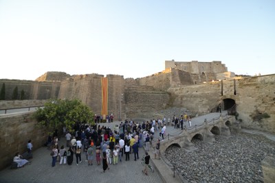 L'ofrena floral ha tingut lloc al costat del Pont Llevadís.