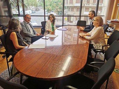 Pueyo i la tinent d'alcalde Sandra Castro s'han reunit amb la consellera Verge, Solé i la directora territorial de Feminismes, Elena Fuses.