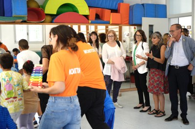 Un altre moment de la visita de l'alcalde i la consellera al col·legi Pràctiques I..