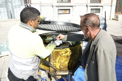 Un moment de la visita de Pueyo i Postius a les obres de millora del paviment de la plaça La Pau.