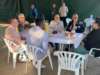 La presidenta Comes ha aprofitat la visita del paer en cap i els regidors per comentar els principals temes d'interès de la partida.
