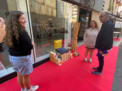 Miquel Pueyo al carrer Lluís Besa conversant amb unes comerciants en un dels espais conquerits per fer una ciutat més segura i amable.