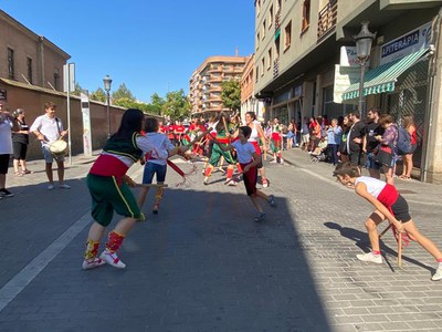 Les colles han anat fent actuacions en diversos trams de la cercavila.