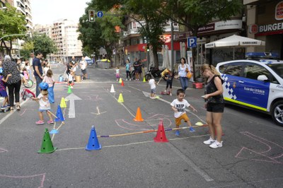 Els infants han gaudit amb jocs  als carrers sense vehicles.