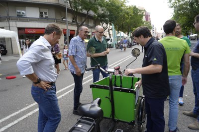 Mostra de bicis i diferents tallers als estands de l'Open Street Day.