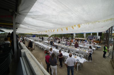 El dinar s'ha fet en el pati de les antigues Escoles de la partida.