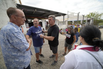 L'alcalde saluda el president de la partida i regidor de la Paeria, Joan Queralt, la paella del qual s'ha endut el tercer premi.