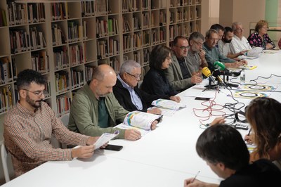 L'alcalde i la tinent d'alcalde, acompanyats dels representants de les entitats, han presentat avui el tretzè Obert.