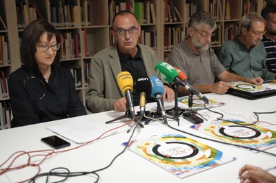 L'alcalde i la tinent d'alcalde, acompanyats dels representants de les entitats, han presentat avui el tretzè Obert.