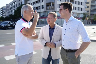 Els regidors conversen amb el vicerrector de la UdL.