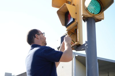 Un operari treballant en la instal·lació.