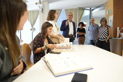 Un moment del recorregut de l'alcalde i la regidora d'Educació per les instal·lacions del centre, a l'antiga església de Sant Pau, al carrer La Palma..