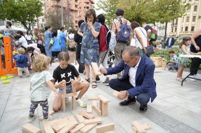 La ludoteca del Centre Històric ha tret els jocs al carrer, sumant-se a la festa de l'Obert.