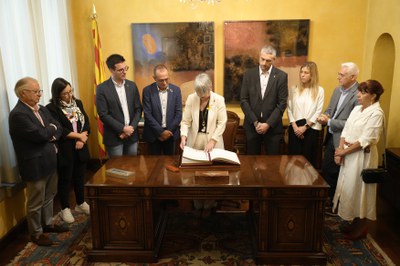 La consellera de Justícia ha signat en el Llibre d'Or de la Paeria.