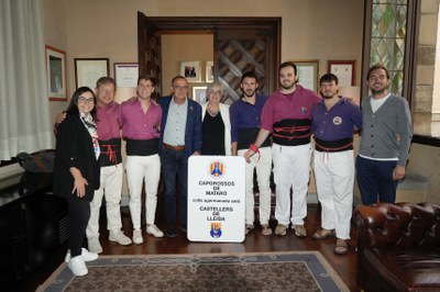 Els Castellers de Lleida han lliurat una placa als Capgrossos de Mataró amb motiu dels més de 20 anys d'agermanament d'ambdues colles.
