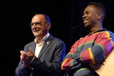 L'alcalde Miquel Pueyo ha presidit l'acte del pregó de les Festes de la Tardor de Lleida 2022, a càrrec del cantant Kelly Isaiah..