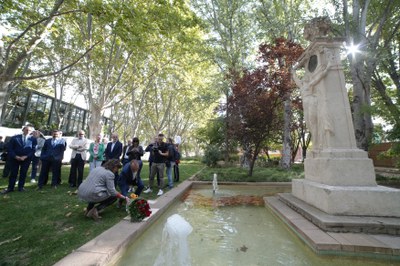 Ofrena floral al monument de l'alcalde Fuster..
