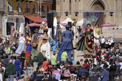 Els Gegants de Lleida fent la passada de lluïment.
