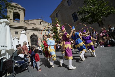 La Moixiganga, un clàssic del seguici, actuant al carrer Vila de Foix.