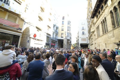 L'alcalde Miquel Pueyo, la consellera Teresa Jordà i un bon nombre de regidors entre el nombrós públic que s'ha congregat a la Paeria per veure l'ini….