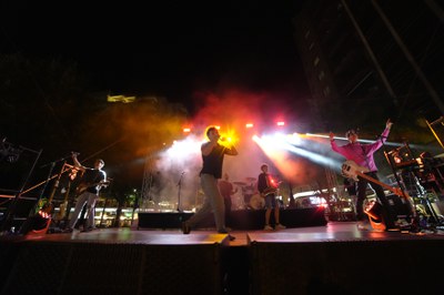 Sexenni va ser el primer dels grups a intervenir en la revetlla d'anit.