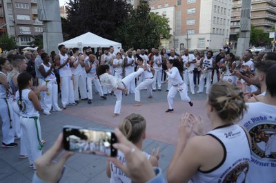 Espectacular roda de Capoeira a la plaça Ricard Viñes.