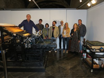 El comissari de l'exposició, Dionís Gutiérrez, ha explicat el funcionament del sistema tipogràfic de la impremta, que compleix 140 anys.