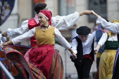 Danses i músiques gascones a la plaça Sant Joan.
