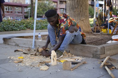 Racó d'artesania de fusta a la plaça Cervantes.