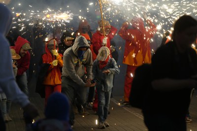 El correfoc infantil ha obert la Gran Nit de Foc.