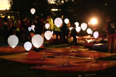 75 piragües il·luminades han fet un descens per la canalització.