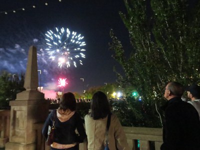 El paer en cap ha contemplat el Castell de Focs des de la banqueta en companyia de les tinents d'alcalde Jordina Freixanet i Montse Pifarré i el regi….