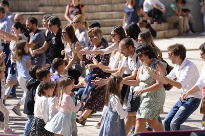 'Folkids', l'espectacle que ha fet gaudir infants i famílies a la plaça Sant Joan.