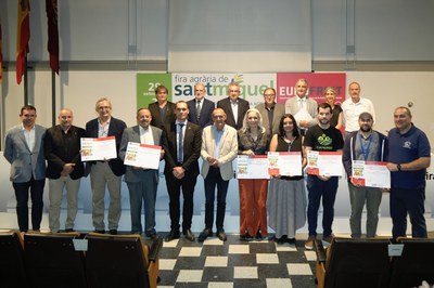 Imatge dels premiats amb les distincions que es lliuren en el marc de la Fira de Sant Miquel..