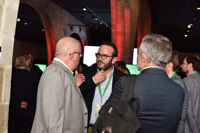 Assistents a la trobada se saluden abans de començar.